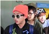 팬들에게 선물 투척받는 B1A4, 인기 실감!