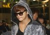 男아이돌의 공항 후드티 패션