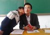 中 "졸업장 받고 싶으면 뽀뽀해"