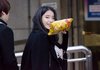 아이유 출근길ㅋㅋㅋ 과자 득템