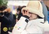 귀여운 모자 쓰고 공항에 나타난 아이유