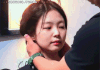 목 안마 받는 제니.gif
