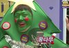 크리스마스 트리로 분장한 아이돌