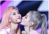 서로 뽀뽀해주는 트와이스 멤버들