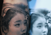 아이유얼굴로 타투한 팬..