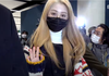 르세라핌, '2022 MAMA' 입국 '러블리 하트 뿅'