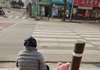 할머니와 손녀의 신호대기하는 방법