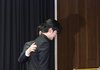 [포토]김수현, 기자회견 마치고 부축받으며 퇴장