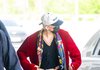 GD 공항패션, 스카프 다음은 로브인 건가?