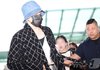 [뉴스1 ]'비행기 10분 전 도착?' 지드래곤, 극한 타이밍에도 여유로운 출국