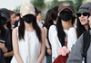요즘 뜨고있는 걸그룹 출국모습. 왜 여긴 아무말 안함?
