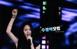 촌스러운 치마와 망사스타킹하고 나타난 '크리스탈'