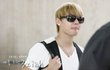 공항에 마스크 착용한 '영웅재중'