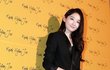 강민경 급하게 나왔어? 신발이 짝짝이네 