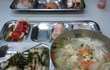 급식 맛있는 학교 vs 교복 예쁜 학교
