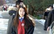 민낯(?)으로 졸업식장에 온 아이유