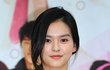 치마 누르고 입장하는 우리, 속 보일까봐 조심조심