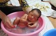 목욕을 할줄 아는 아기