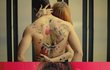 현아 이제 아주 대놓고 벗는구나