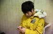 게임에 푹빠진 인피니트 엘 노란 야상입고 병아리 돋는모습