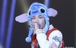 스티치 모자 쓴 TOP