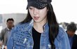발에만 땀 많이 났을 것 같은 박한별 어제 공항 패션