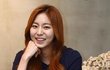 유이의 신기한 다리! 꼬고 앉아도 겹치는 살이 없음 ㅎㄷㄷ