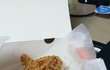 치느님에게 먼가 붙어 있어요..()