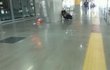 토 하고 안 치우는 한국 여자.jpg