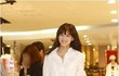 흰셔츠에 청바지 기본템만 장착한 재경