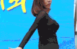 뒤로 감싸안은 채 리드미컬하게 리드하는 여자