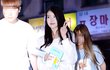 한뼘길이 핫팬츠입고 종방연 참석한 아이유