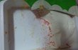 외국 치즈에 빨간 곰팡이가 가득.