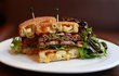 칼로리는 뒷전인 독특한 햄버거