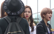 팬 앞에서 표정관리 못하는 나연.JPG