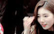 해외팬에게 히잡 선물 받은 수지 gif
