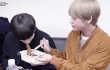 입에 묻은것도 흘린것도 다 공유하는 아이돌그룹(방탄소년단)