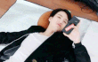 휴대폰 신기하게 잡는 슈가, 강다니엘 gif