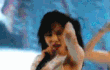 현재 눈살 찌푸려진다고 말나오는 현아 의상.gif