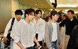 입국하다 말고 뜬금없이 카트 정리하는 남돌GIF