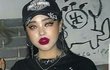 청클 갔는데 카운터에 이런언니 앉아있더라