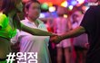 작은 섬마을이  성매매 천국이 된 원인