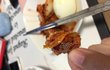김치 시켜먹었는데 , 김치에서 철조망이 나왔어요..