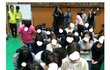 부모님들이 단체로 무릎꿇은 이유
