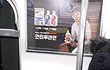 지하철 봉자리를 가방거치대로 쓰는 여자