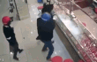 도둑들이 보석상 터는 장면 찍힘ㄷㄷ