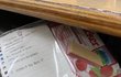 오늘 우리반 책상에 편지랑 과자 초콜릿 있더라..