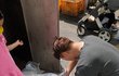 검은봉지에 살아있는 아기새를 꽁꽁싸매서 버린 인간