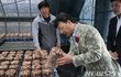 버섯 살펴보는 조환섭 롯데백화점 전주점장