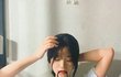 입에 머리끈 물고 머리묶는거